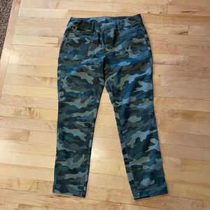 Old Navy Camouflage Stretch Pixie Pant